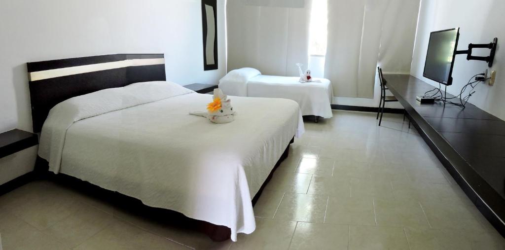 Четырехместный (Стандартный семейный номер) отеля Hotel Plaza Playa, Плая-дель-Кармен