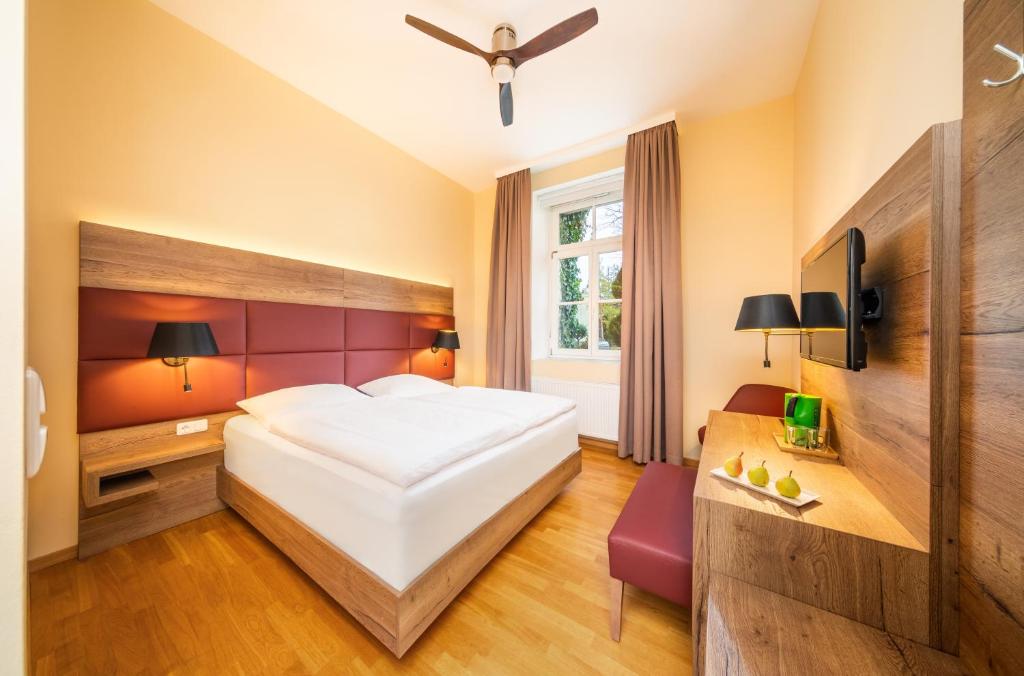 Двухместный (Бюджетный двухместный номер с 1 кроватью, в стоимость включен посещение термального спа-центра) отеля Thermenvilla Gutenbrunn, Баден