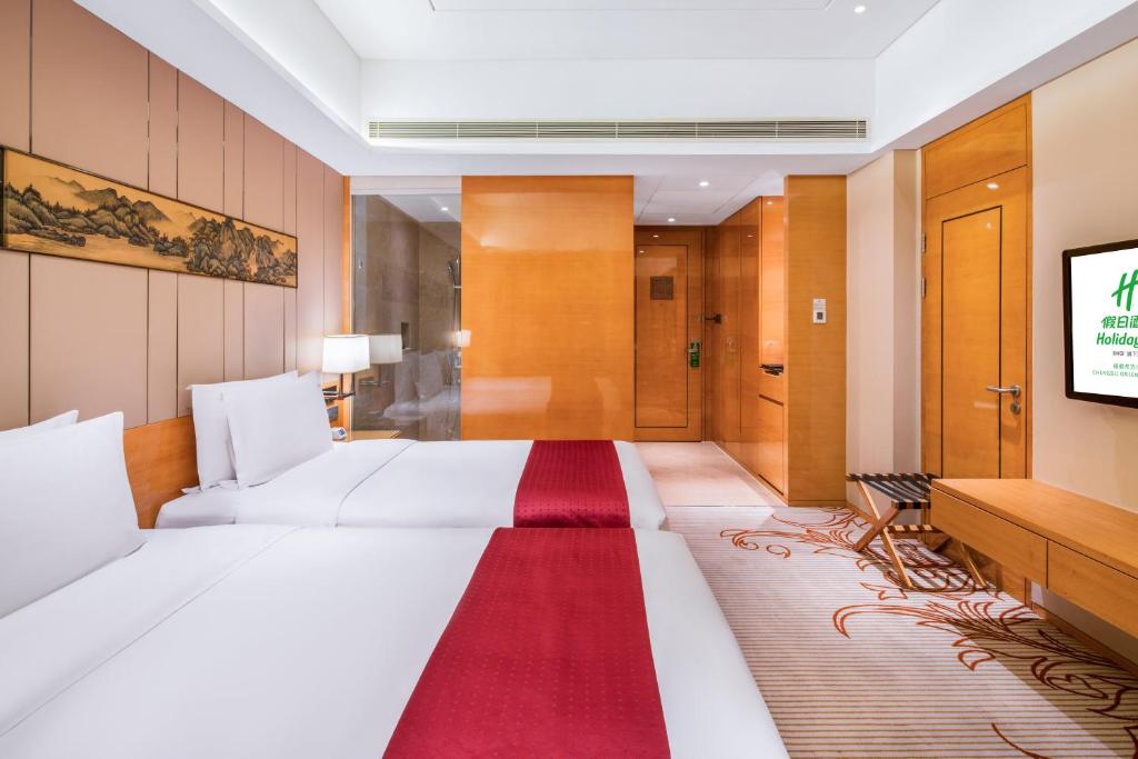 Двухместный (Улучшенный двухместный номер с 2 отдельными кроватями — Для курящих) отеля Holiday Inn Chengdu Oriental Plaza, Чэнду