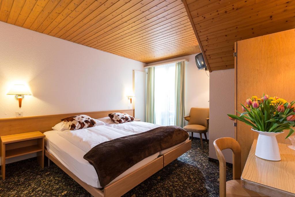 Двухместный (Двухместный номер с 2 отдельными кроватями и балконом) отеля Hotel Oberland, Лаутербруннен
