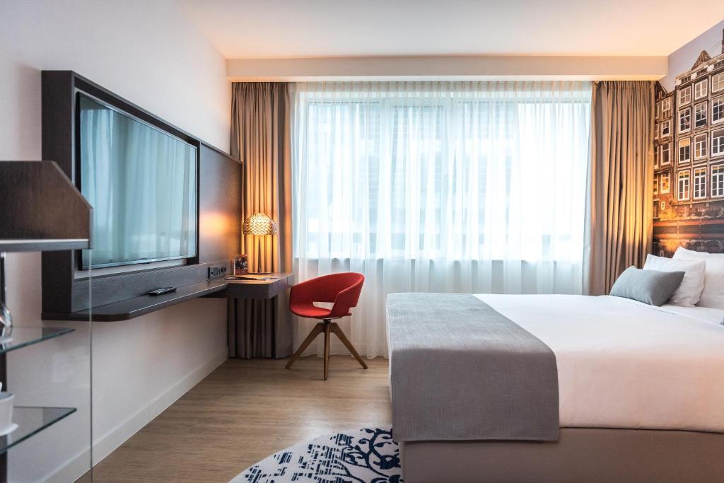 Двухместный (Двухместный номер Делюкс с 1 кроватью или 2 отдельными кроватями) отеля Steigenberger Airport Hotel Amsterdam, Схипхол
