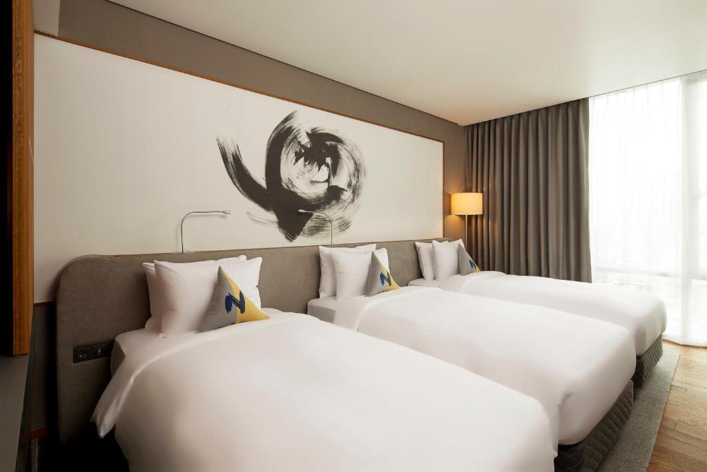 Трехместный (Superior Triple Room with Three Single Beds) отеля Novotel Ambassador Seoul Dongdaemun Hotels & Residences, Сеул