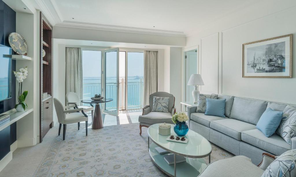 Сьюит (Представительский люкс с кроватью размера «king-size» и видом на море) отеля Four Seasons Hotel Doha, Доха