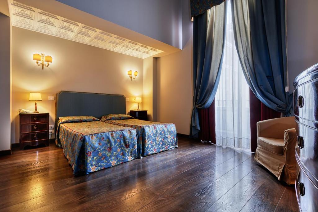 Двухместный (Двухместный номер «Комфорт» с 1 кроватью или 2 отдельными кроватями) отеля Decumani Hotel De Charme, Неаполь