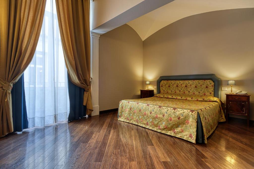 Двухместный (Улучшенный двухместный номер с 1 кроватью или 2 отдельными кроватями) отеля Decumani Hotel De Charme, Неаполь