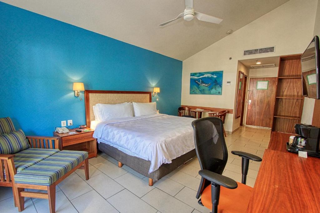 Двухместный (Представительский номер с кроватью размера «king-size» - Для некурящих) курортного отеля Holiday Inn Huatulco, Санта-Крус-Хуатулко