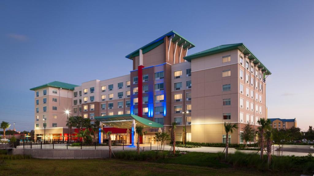 Holiday Inn Express & Suites - Orlando At Seaworld, an IHG Hotel