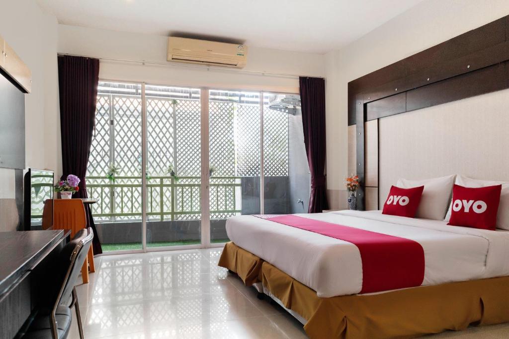 Двухместный (Улучшенный двухместный номер с 1 кроватью) отеля Saruda Phuket, Пхукет