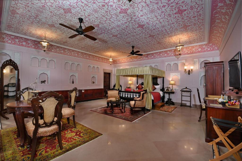 Сьюит (Люкс Maharaja, в стоимость включен трансфер от/до аэропорта, скидка 15% на блюда и напитки, а также бесплатное пополнение мини-бара) отеля BrijRama Palace- A Heritage Hotel, Варанаси