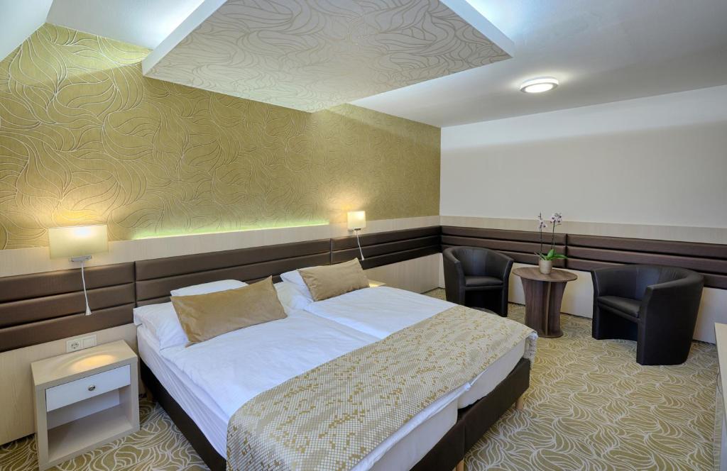 Двухместный (Улучшенный двухместный номер с 1 кроватью или 2 отдельными кроватями) отеля Hotel Kiss, Тата