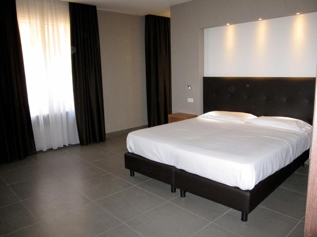Двухместный (Улучшенный двухместный номер с 1 кроватью или 2 отдельными кроватями) отеля Hotel Napolit'amo, Неаполь