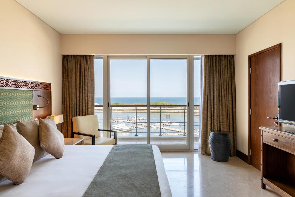 Сьюит (Executive Sea view Suite (2 adults)) отеля Millennium Resort Mussanah, Маскат