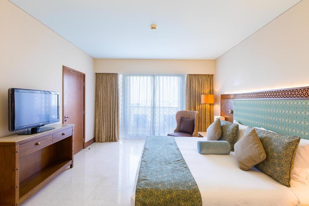 Сьюит (Junior Garden view Suite (1 Adult)) отеля Millennium Resort Mussanah, Маскат