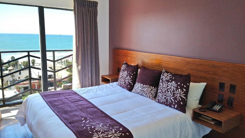 Двухместный (Superior Room 1 King Ocean View) отеля Hotel Festival Plaza Playas Rosarito, Росарито