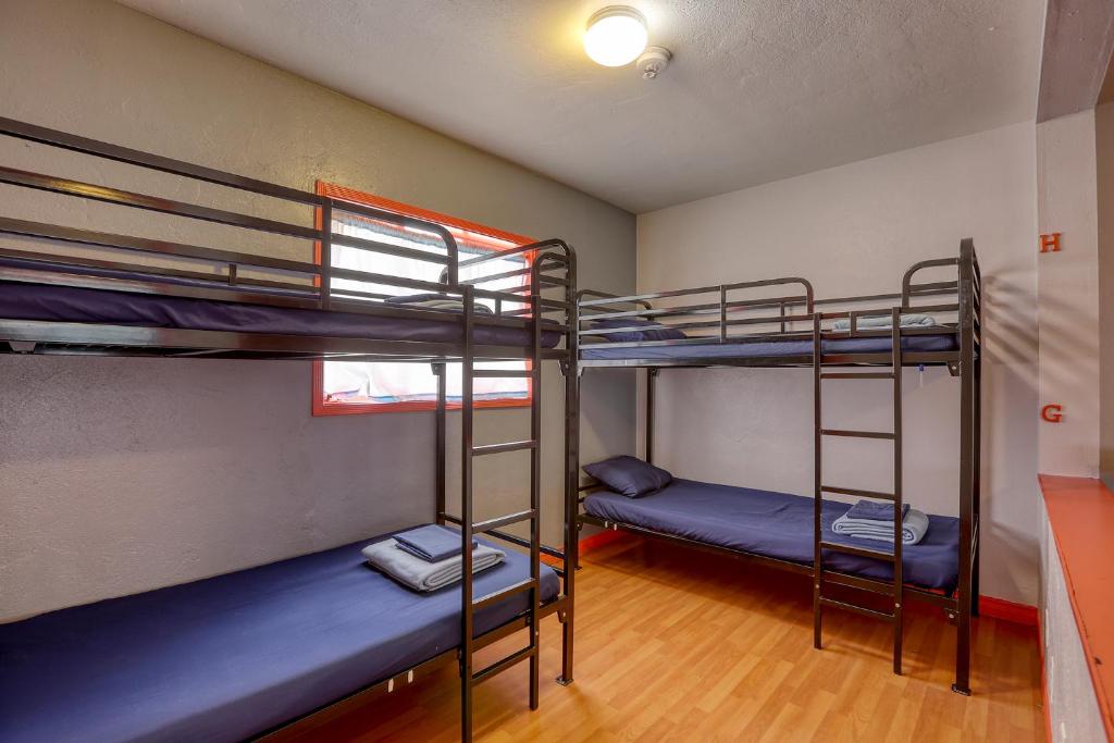 Номер (Кровать в общем 8-местном номере для мужчин и женщин), Sin City Hostel