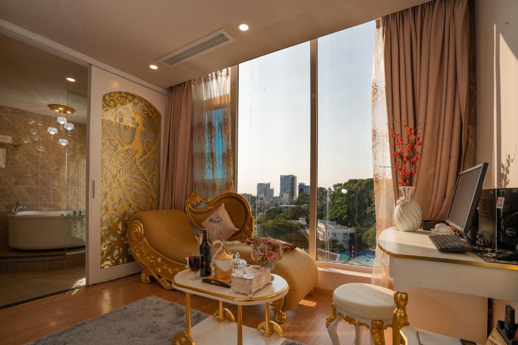 Двухместный (Номер Gold с кроватью размера «king-size») отеля Cicilia Saigon Hotels & Spa, Хошимин