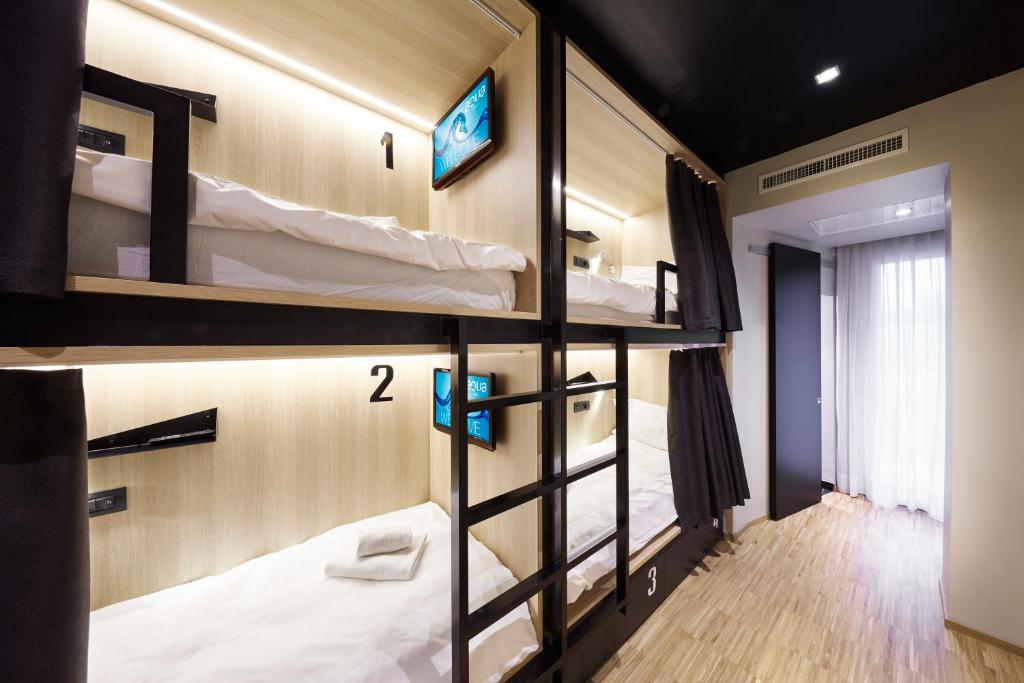 Номер (Кровать в общем 4-местном номере для мужчин и женщин) отеля Hotel Aqua, Абано-Терме
