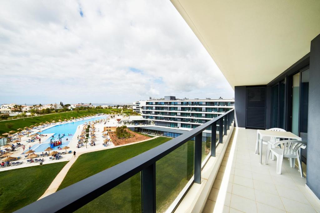 Сьюит (Люкс «Престиж» с видом на бассейн (для 2 взрослых и 1 ребенка в возрасте до 12 лет)) курортного отеля Alvor Baia Resort Hotel, Алвор