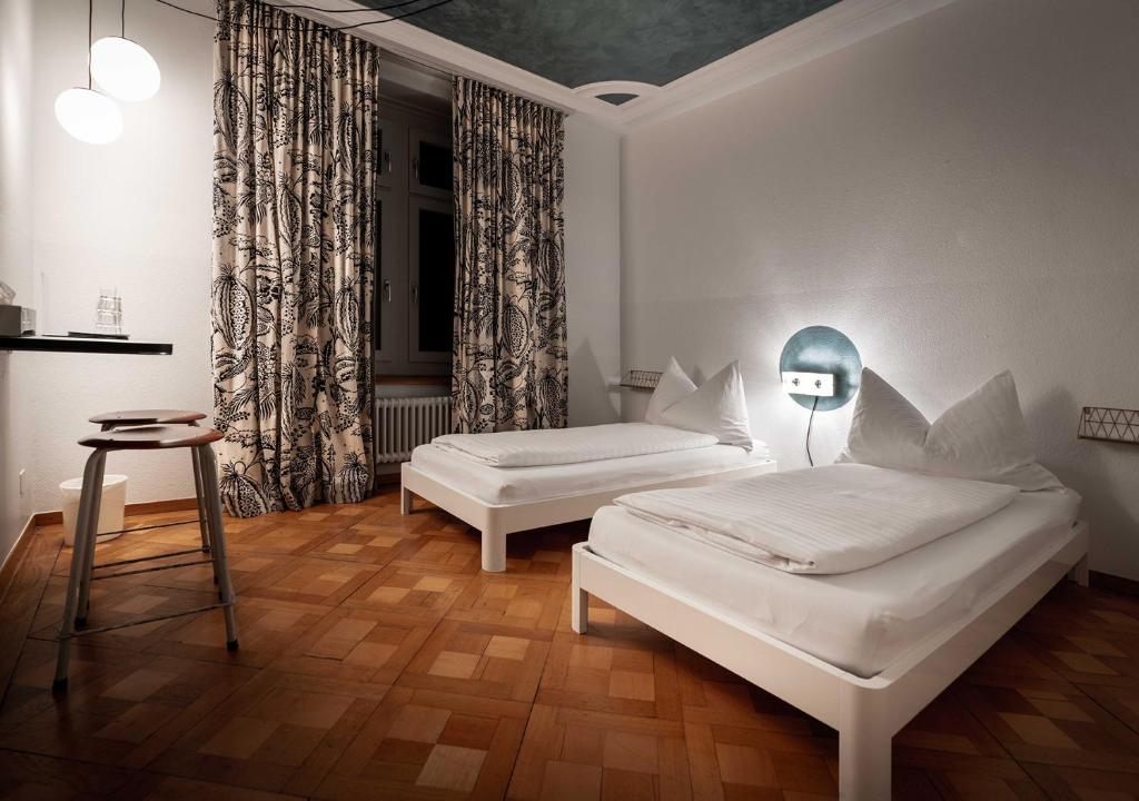 Двухместный (Стандартный двухместный номер с 2 отдельными кроватями и общей ванной комнатой) гостевого дома Gasthaus zum Guten Glück, Цюрих