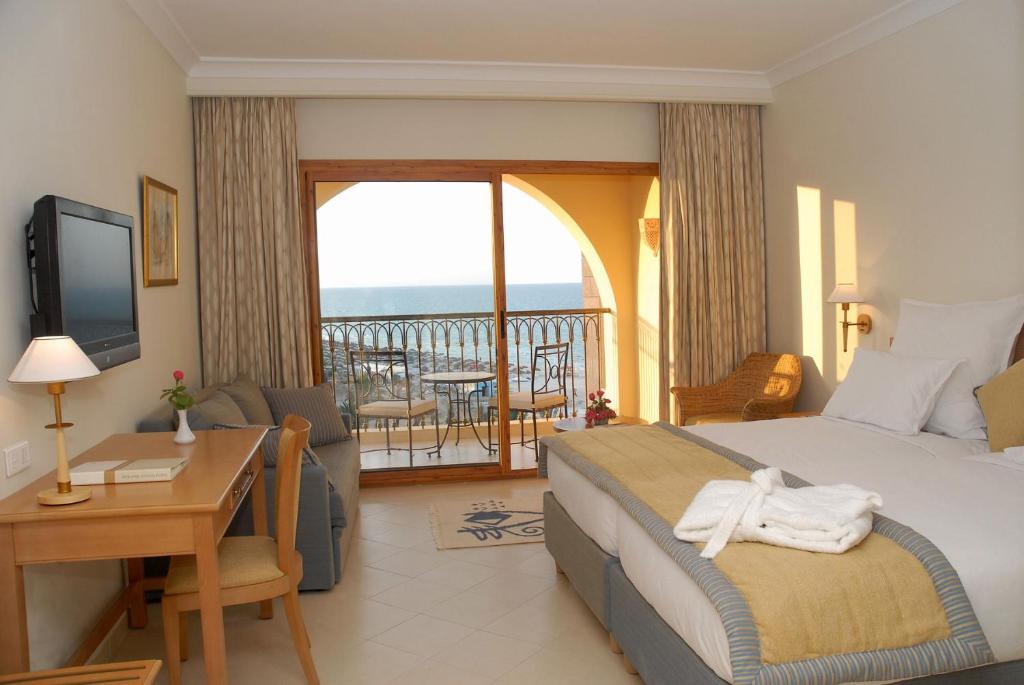 Двухместный (Классический номер с кроватью размера «king-size», частичный вид на море) отеля Mövenpick Resort & Marine Spa Sousse, Сус