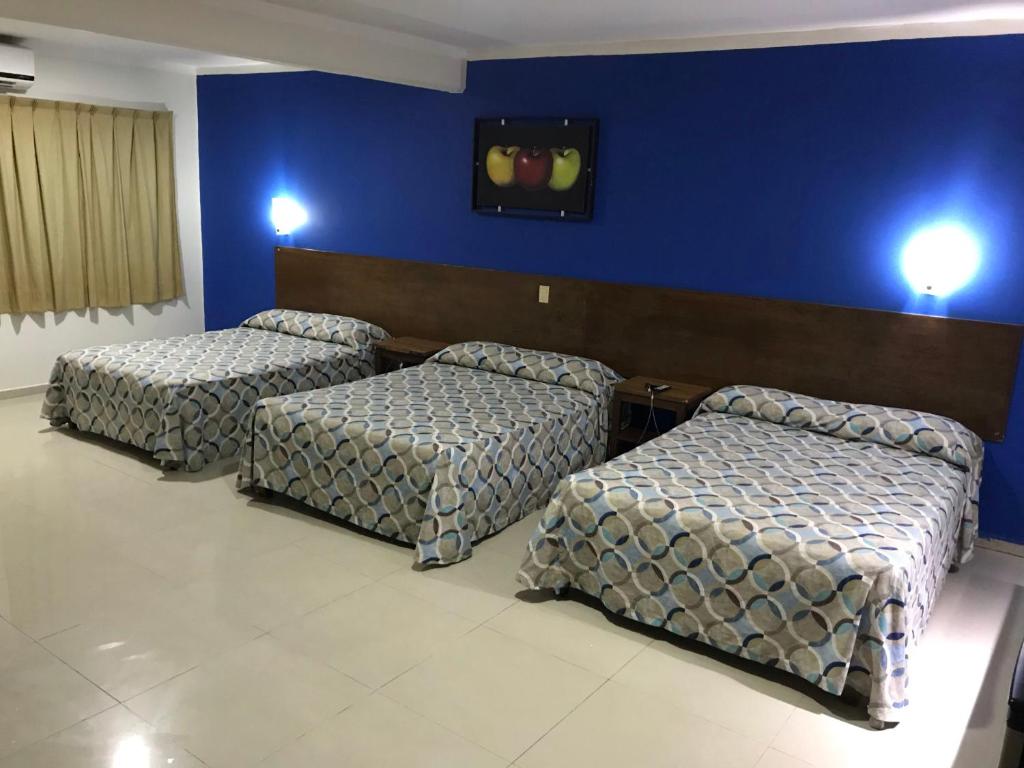 Трехместный (Улучшенный трехместный номер) отеля Hotel & Suites Oriente, Веракрус