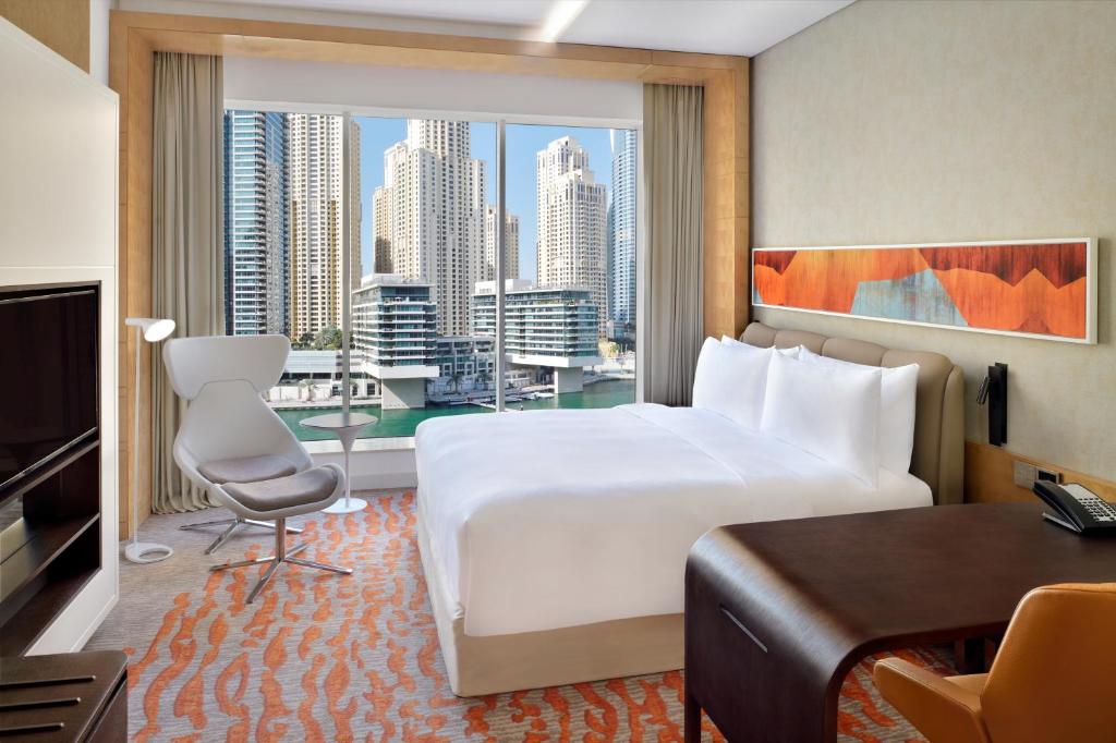Двухместный (Клубный номер с кроватью размера «king-size», вид на пристань для яхт) отеля Crowne Plaza Dubai Marina, Дубай