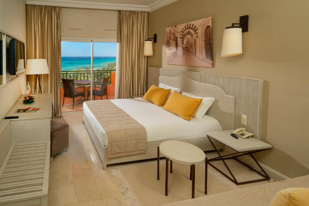 Двухместный (Двухместный номер с 1 кроватью или 2 отдельными кроватями и частичным видом на море) курортного отеля Vendome lti El Ksar Resort & Thalasso, Сус