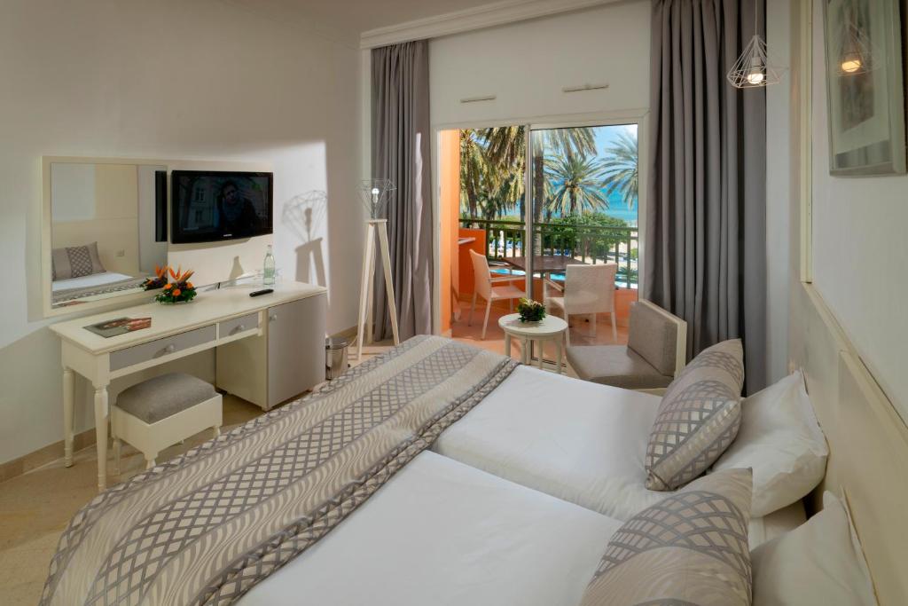 Семейный (Улучшенный семейный номер) курортного отеля Vendome lti El Ksar Resort & Thalasso, Сус