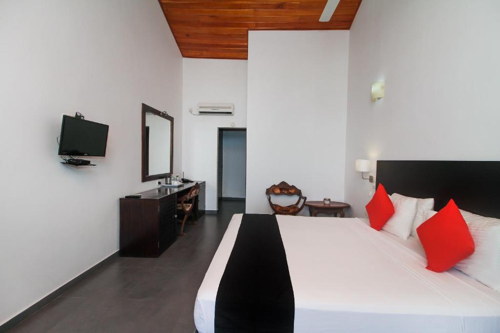 Двухместный (Двухместный номер Делюкс с 1 кроватью или 2 отдельными кроватями и видом на озеро) отеля Kalla Bongo Lake Resort, Хиккадува