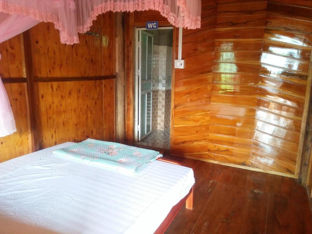 Двухместный (Двухместный номер с 1 кроватью и собственной ванной комнатой) отеля Ba Be lake - Trần Xuân Homestay, Баккан
