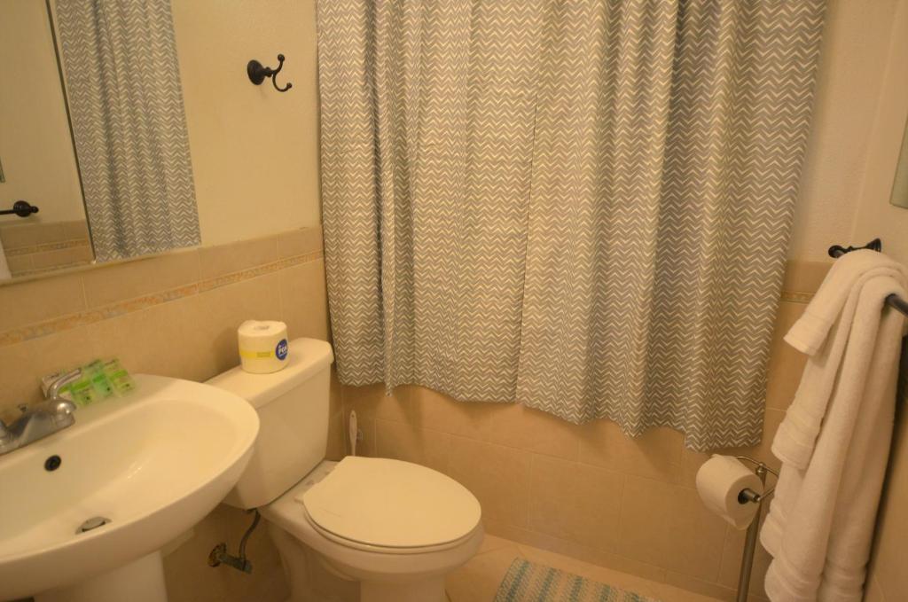 Апартаменты (Апартаменты), Hawaiian King 501 Studio, Pool and BBQ Grill, Sleeps 4