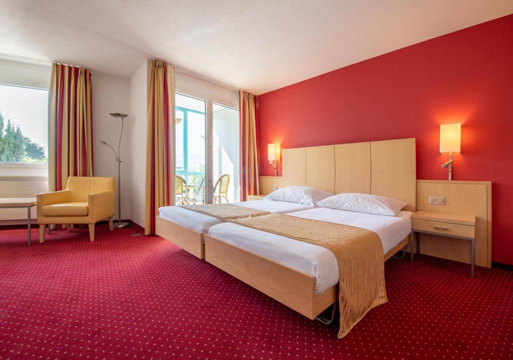 Двухместный (Улучшенный двухместный номер с 2 отдельными кроватями) отеля Hotel et Centre Thermal d'Yverdon-les-Bains, Ивердон-ле-Бен