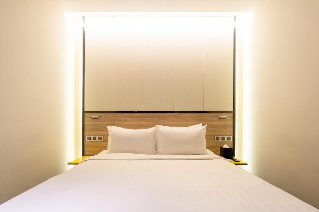 Двухместный (Улучшенный двухместный номер с 1 кроватью - без окон) отеля The Quay Hotel, Сингапур (город)