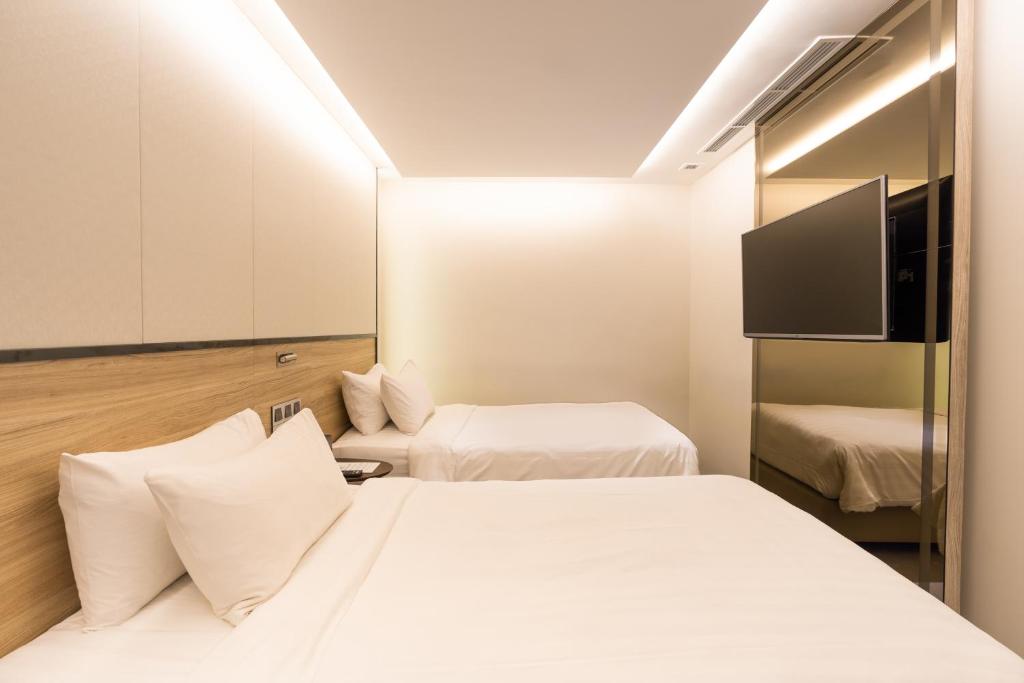 Двухместный (Улучшенный двухместный номер с 2 отдельными кроватями - Без окон) отеля The Quay Hotel, Сингапур (город)