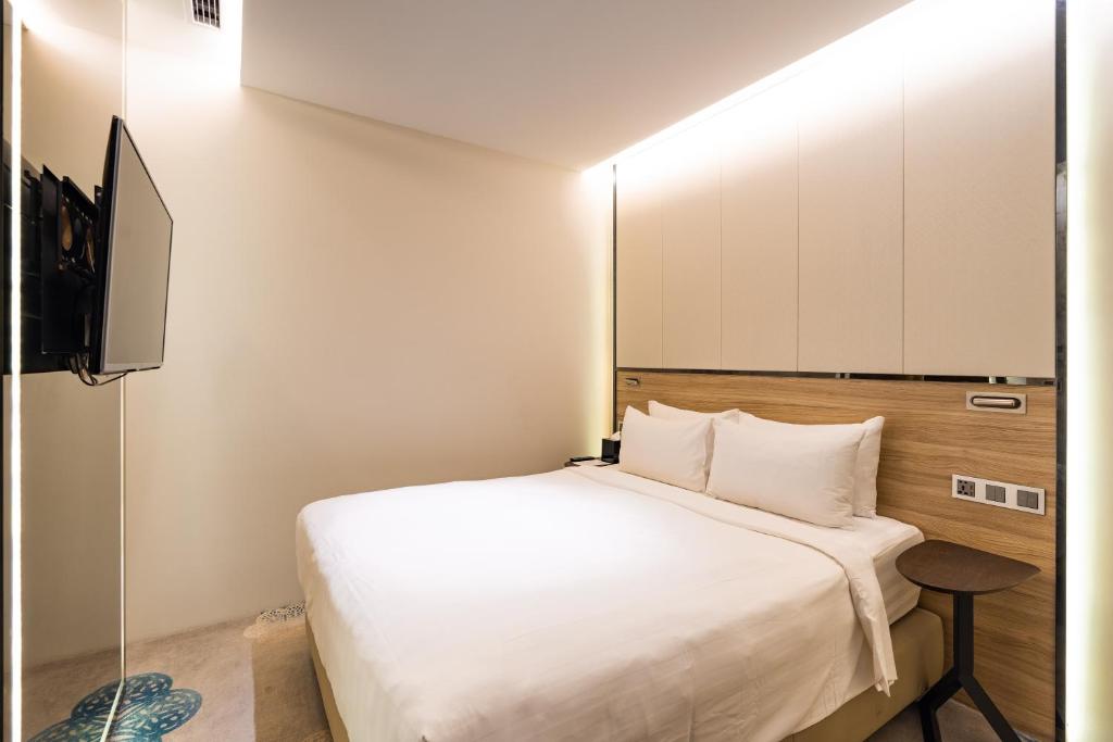 Двухместный (Улучшенный двухместный номер с 1 кроватью — Без окон ll) отеля The Quay Hotel, Сингапур (город)