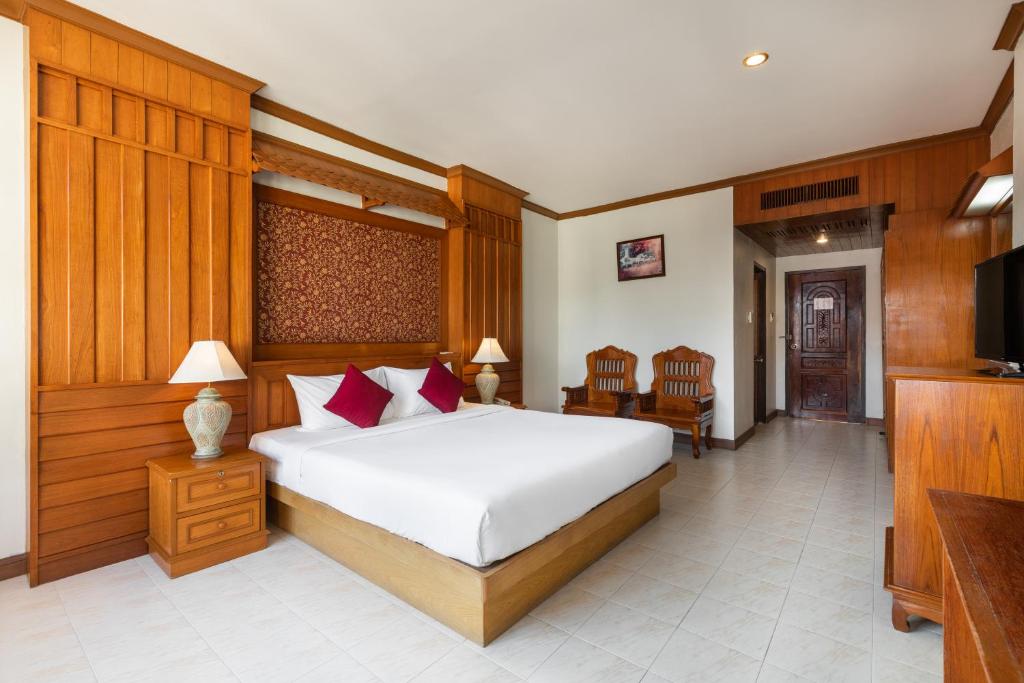 Двухместный (Двухместный номер Делюкс с 1 кроватью или 2 отдельными кроватями и видом на бассейн) курортного отеля Tony Resort, Пхукет