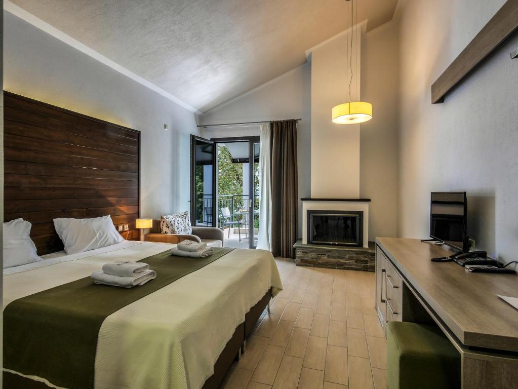Двухместный (Двухместный номер с 1 кроватью или 2 отдельными кроватями и верандой, вид на горы) отеля Bebis Hotel, Коккино-Неро