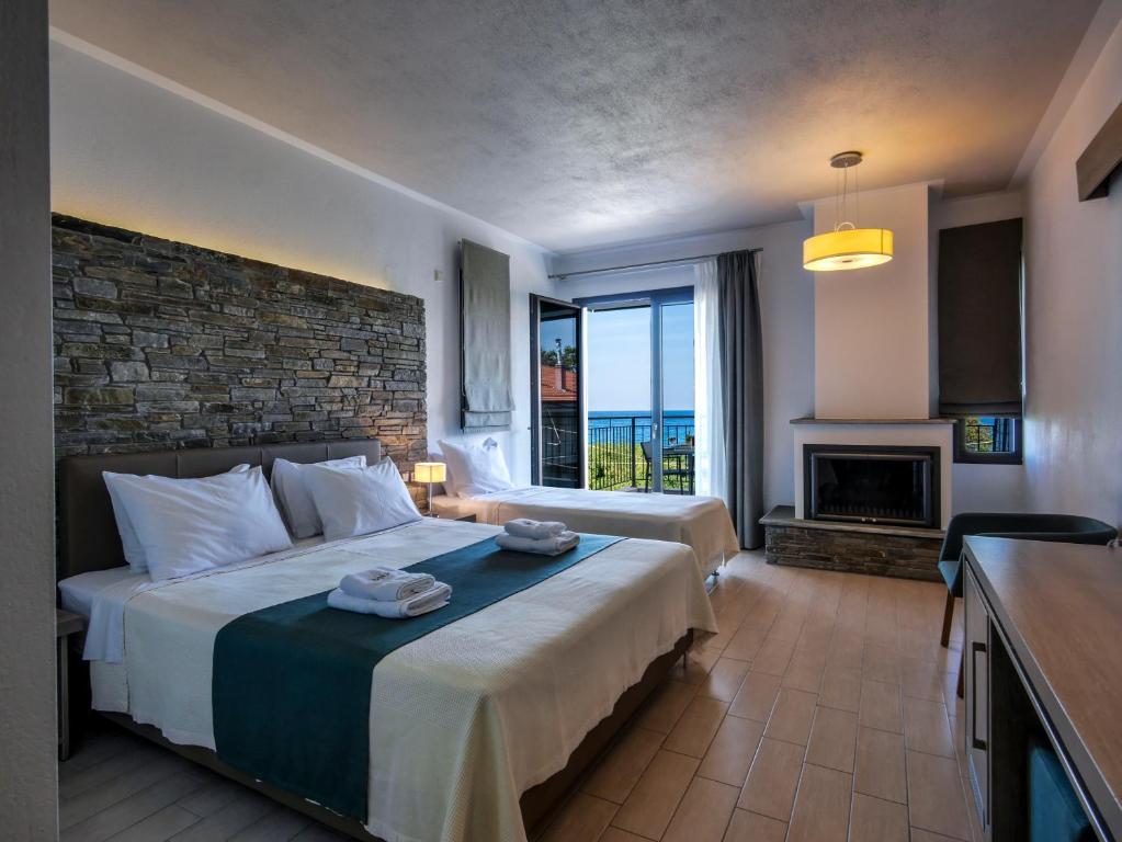 Трехместный (Трехместный номер с балконом и видом на море) отеля Bebis Hotel, Коккино-Неро