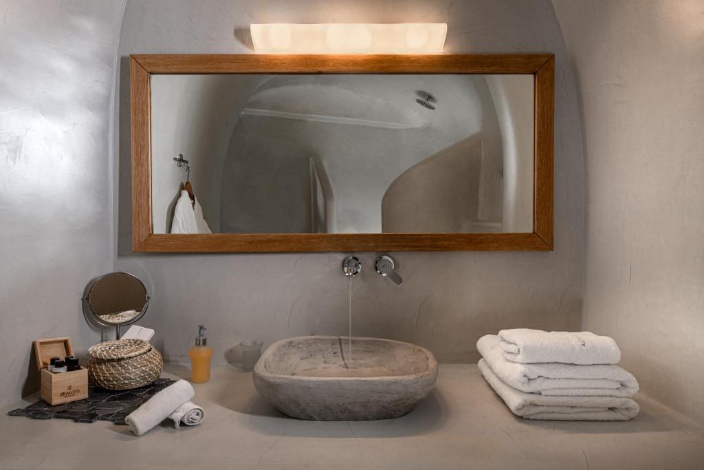 Сьюит (Люкс Emerald с гидромассажной ванной, вид на кальдеру) отеля Adamant Suites, Тира