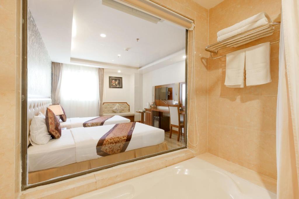 Двухместный (Двухместный номер Делюкс с 2 отдельными кроватями и видом на море) отеля Paris Nha Trang Hotel, Нячанг