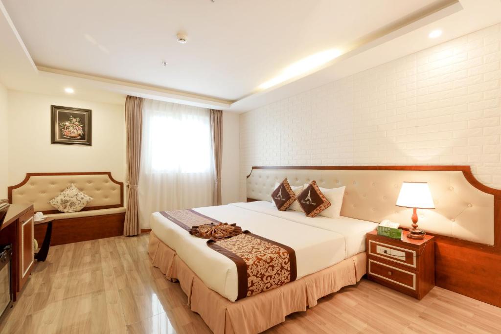 Двухместный (Двухместный номер Делюкс с 1 кроватью и видом на город) отеля Paris Nha Trang Hotel, Нячанг
