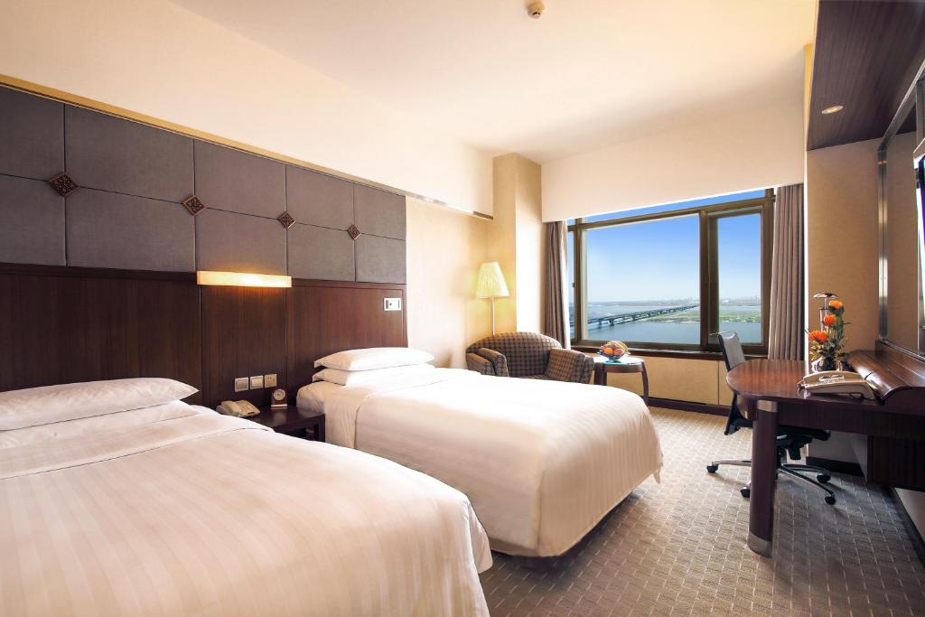 Двухместный (Двухместный номер Делюкс с 2 отдельными кроватями и видом на реку) отеля Shangri-La Hotel, Harbin, Харбин