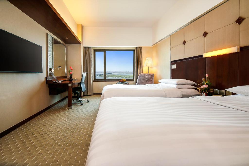 Двухместный (Клубный двухместный номер «Горизонт» с 2 отдельными кроватями, вид на реку) отеля Shangri-La Hotel, Harbin, Харбин
