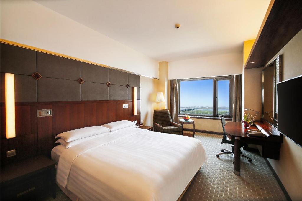 Двухместный (Номер Делюкс с кроватью размера «king-size» и видом на реку) отеля Shangri-La Hotel, Harbin, Харбин
