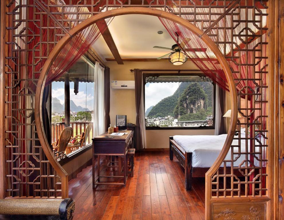 Сьюит (Улучшенный люкс с кроватью размера «king-size»), Yangshuo Mountain Nest Boutique Hotel