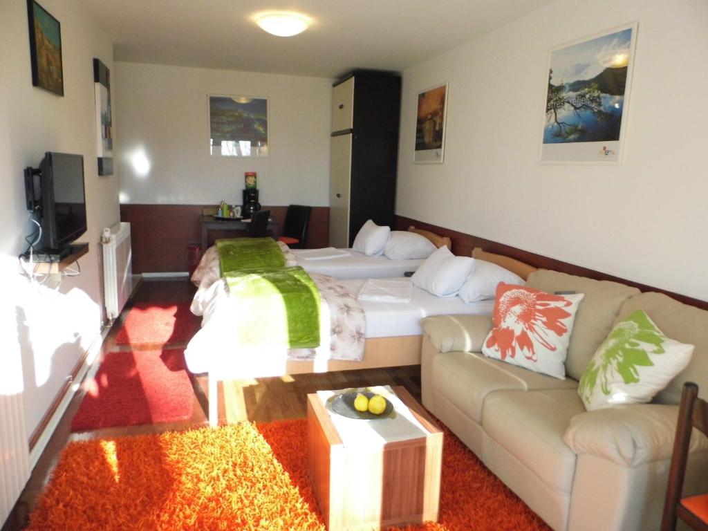 Двухместный (Улучшенный двухместный номер с 2 отдельными кроватями) апартамента Apartments and Rooms Trsje, Загреб