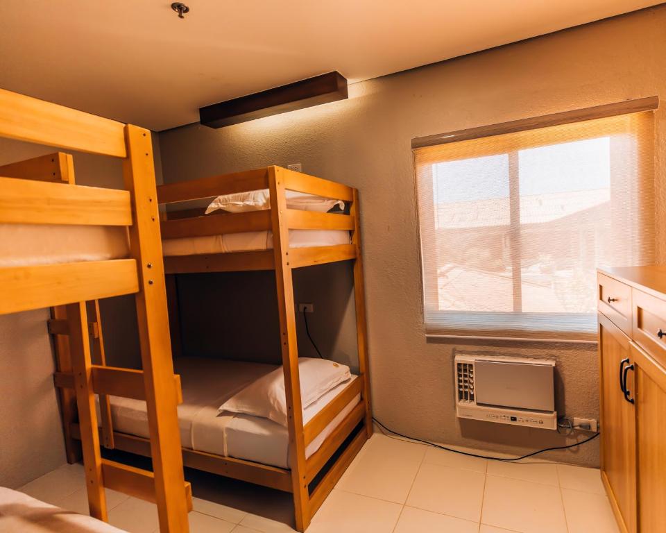Четырехместный (Общий номер с общей ванной комнатой) курортного отеля Pearl Vista de Coron Resort Hotel, Корон