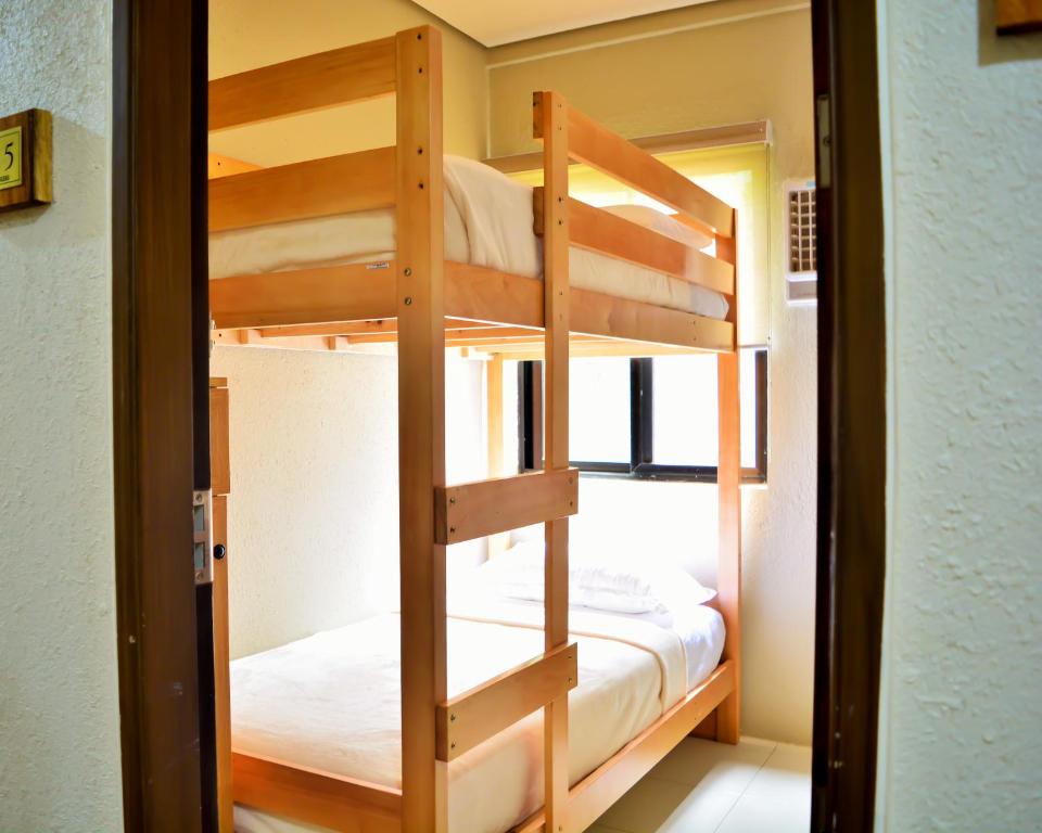Номер (Backpackers Room for 1 with Shared Bathroom) курортного отеля Pearl Vista de Coron Resort Hotel, Корон