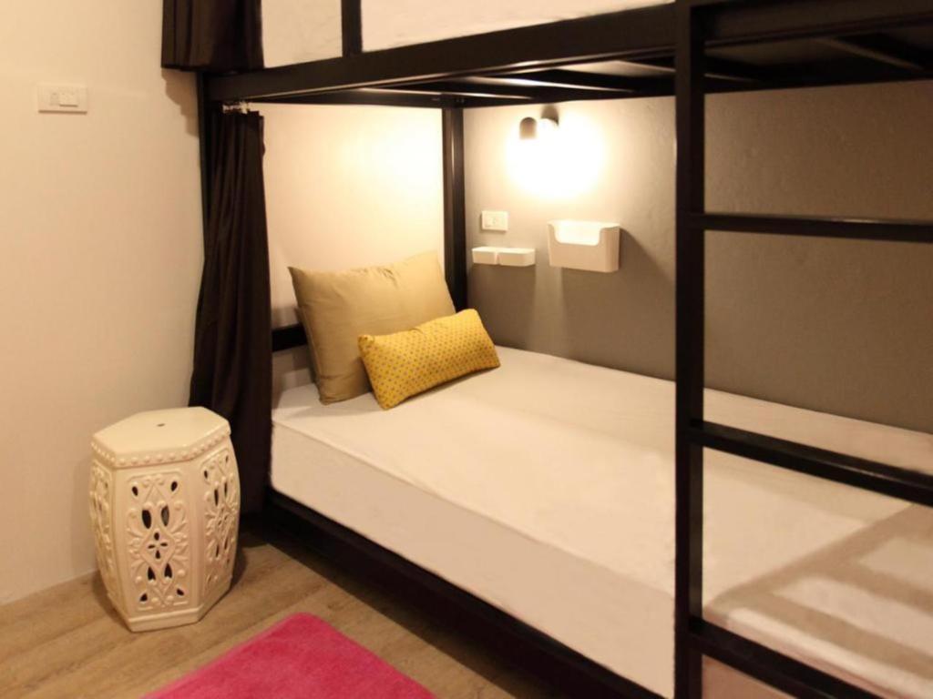 Номер (Общий номер для мужчин и женщин с 8 кроватями) хостела Lupta Hostel Patong Hideaway, Пхукет