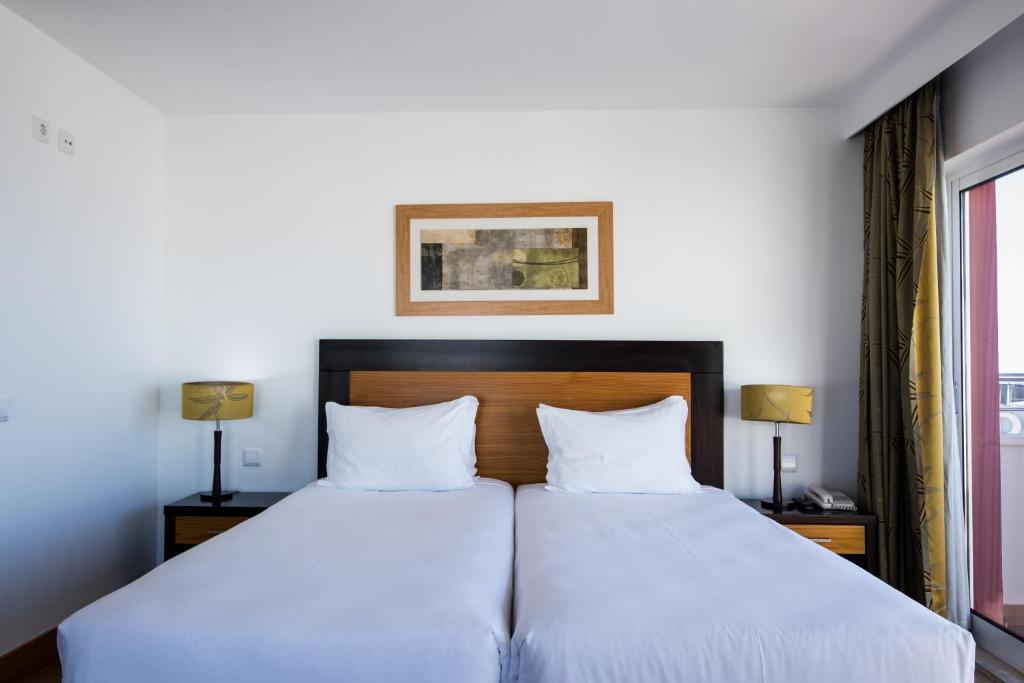 Двухместный (Стандартный двухместный номер с 1 кроватью или 2 отдельными кроватями, вид на море) отеля Hotel Quarteirasol, Картейра